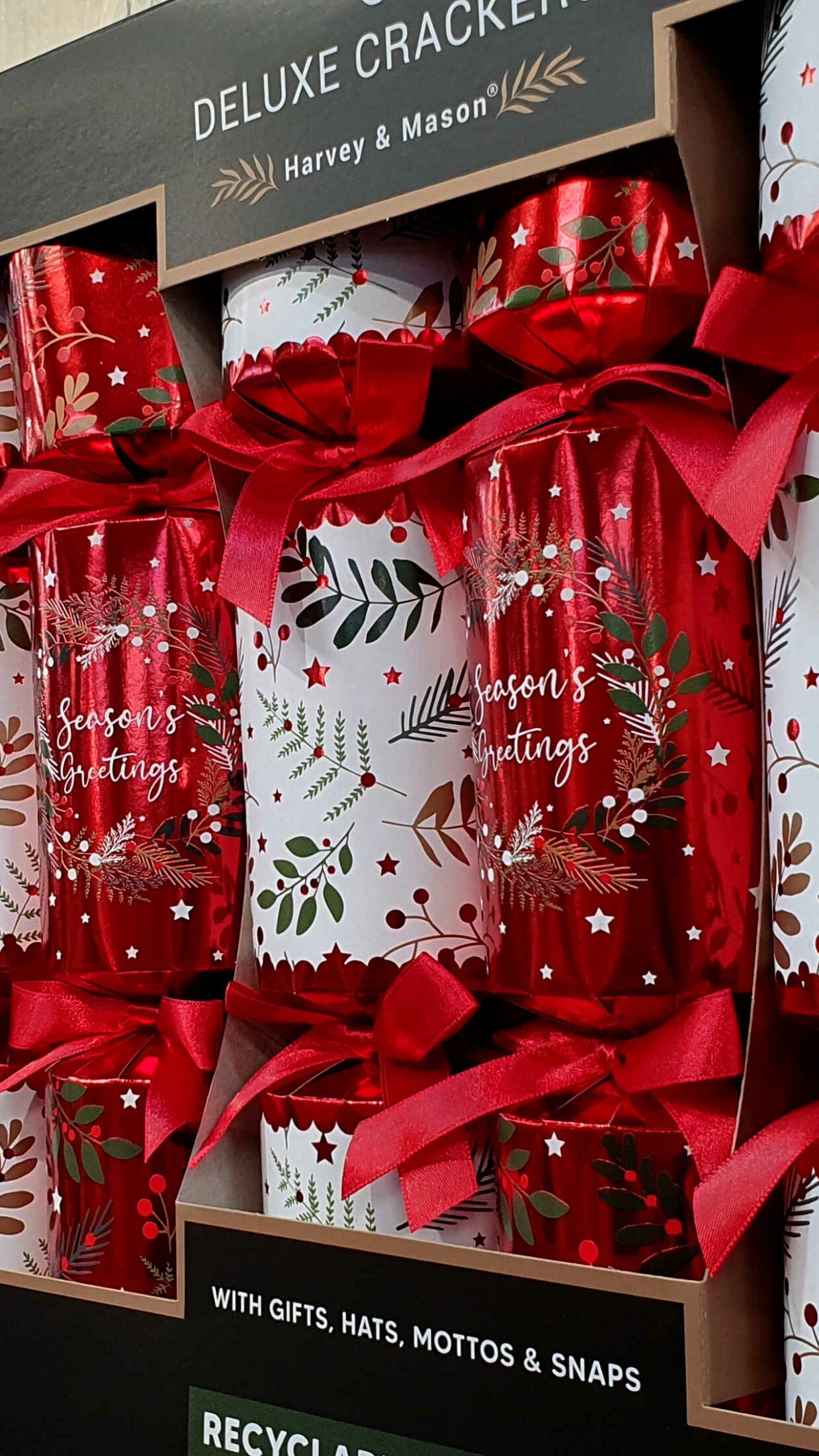 traditional christmas seasons greetings crackers